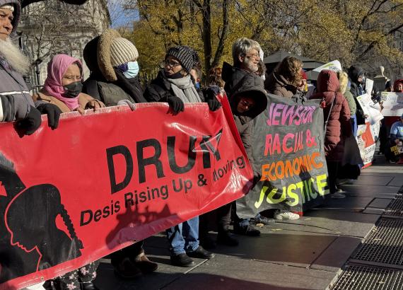 आप्रवासी हटाउने छलफल गर्न आडम्स र ट्रम्पका ‘बोर्डर जार’ होम्यानबीच भेट, विरोधमा प्रदर्शन (भिडियो सहित)